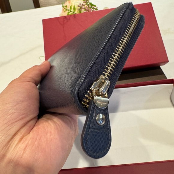 Authentic Salvatore Ferragamo zippy wallet with box - Picture 4 of 12
